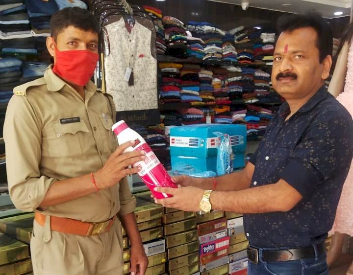कर्तव्य के लिए बोतल की सौगात