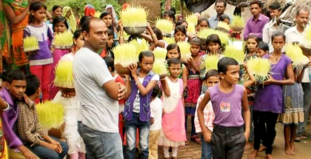 भाईयों की कलाई में बहनो ने बांधा रक्षासूत्र