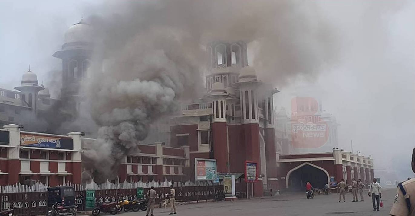लखनऊ : चारबाग स्टेशन पर शॉर्ट सर्किट से दो एटीएम जलकर राख हुए, लाखों के नोट भी जले