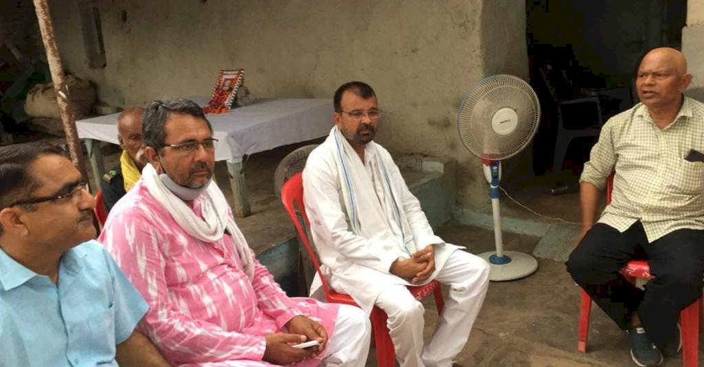 शहीद देवेंद्र मिश्रा के पैतृक गांव में संवेदना प्रकट करने वालों का तांता
