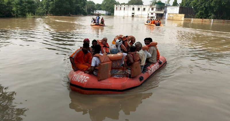उत्तर प्रदेश  के 16 जनपदों में 300 गांव बाढ़ से जलमग्न