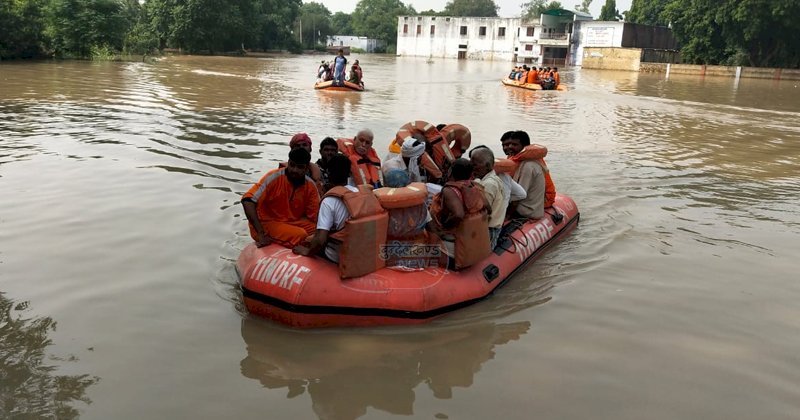 उत्तर प्रदेश के 16 जनपदों में 300 गांव बाढ़ से जलमग्न