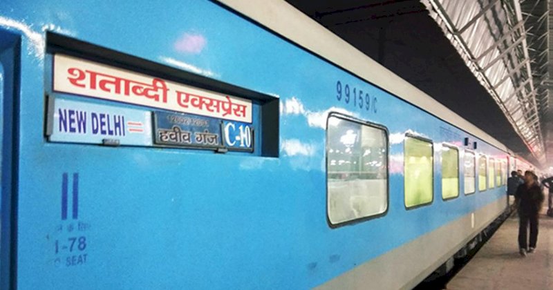 शताब्दी एक्सप्रेस में नहीं मिलेगा डिब्बा बंद खाना, टिकट से हटा कैटरिंग चार्ज
