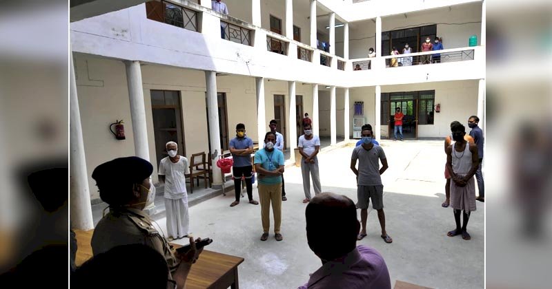 कोविड-19 हास्पिटल में मरीजों को देर से खाना मिलने पर डीएम भड़के, ठेकेदार के खिलाफ कार्रवाई