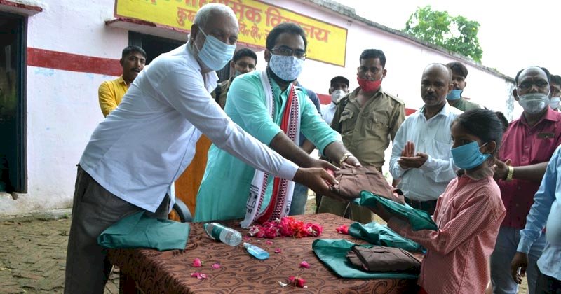 दीदियों की बनाई परिषदीय स्कुल के बच्चों की यूनिफॉर्म, विधायक ने बाँटी