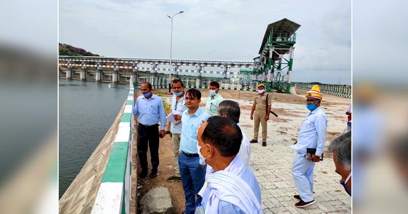 महोबा : डीएम ने जनपद की लाइफलाइन अर्जुन सहायक नहर/ लहचूरा बांध का किया भ्रमण