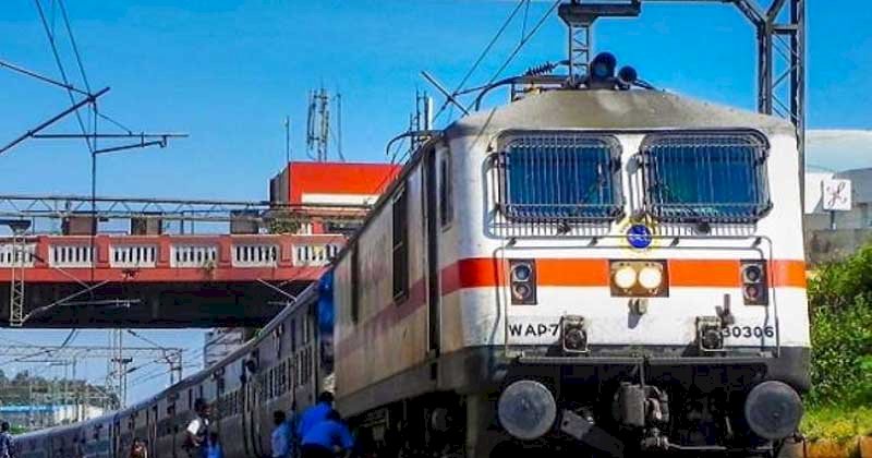यात्रीगण कृपया ध्यान दें : गोरखपुर से बांद्रा वाया लखनऊ कानपुर सेंट्रल चली यह स्पेशल ट्रेन