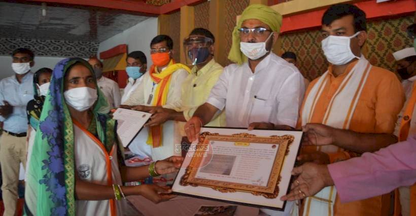 बाँदा : आवास योजना में पात्र को अपात्र करने वाले पंचायत सचिवों की खैर नही