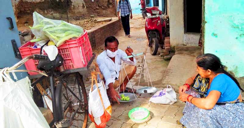 डिग्री कालेज में अंग्रेजी पढ़ाने वाला ये प्रवक्ता अब गली कूचे में क्यों बेच रहा सब्जी