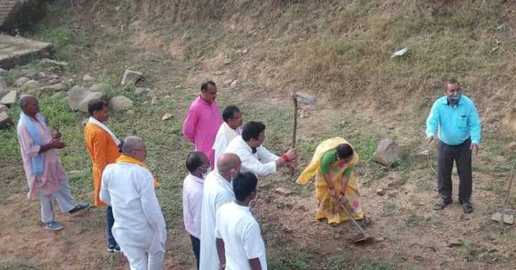 हमीरपुर : दो विधायकों ने फावड़ा चलाकर नहरों में सिल्ट सफाई का किया शुभारम्भ