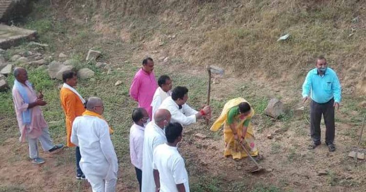 हमीरपुर : दो विधायकों ने फावड़ा चलाकर नहरों में सिल्ट सफाई का किया शुभारम्भ