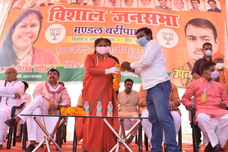 हमीरपुर : केन्द्रीय राज्यमंत्री साध्वीं निरंजन को फोटोग्राफरों ने बताई पीड़ा