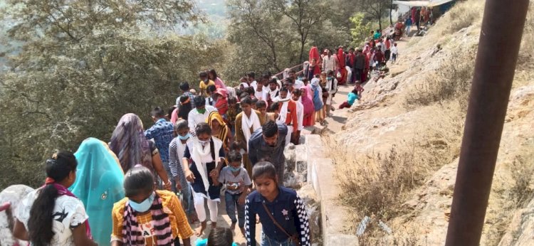 बांदा के देवी मंदिरों में नहीं रही कोरोना की परवाह, उमड़ा आस्था का सैलाब