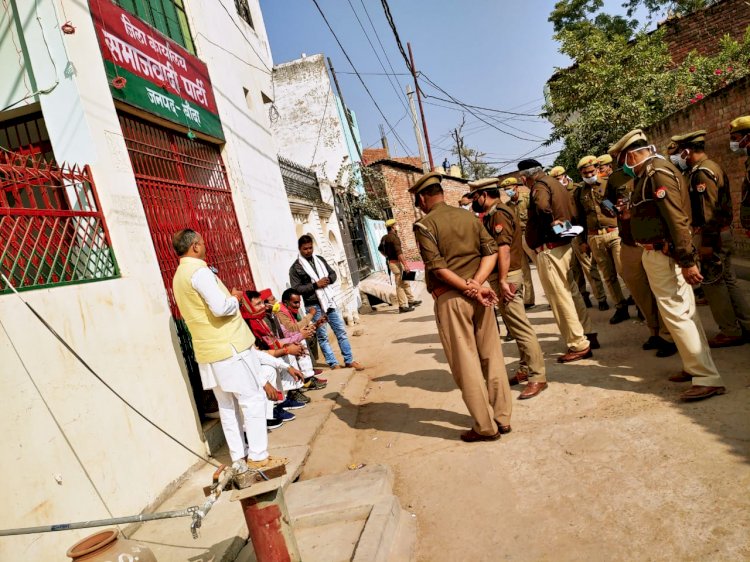 बांदा में पुलिस ने सपा कार्यालय घेरा, 10 गिरफ्तार
