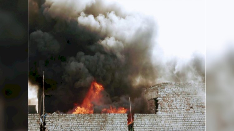 बांदा में अलाव की चिंगारी से कच्चे घर में लगी आग मां व तीन बच्चे जिंदा जले