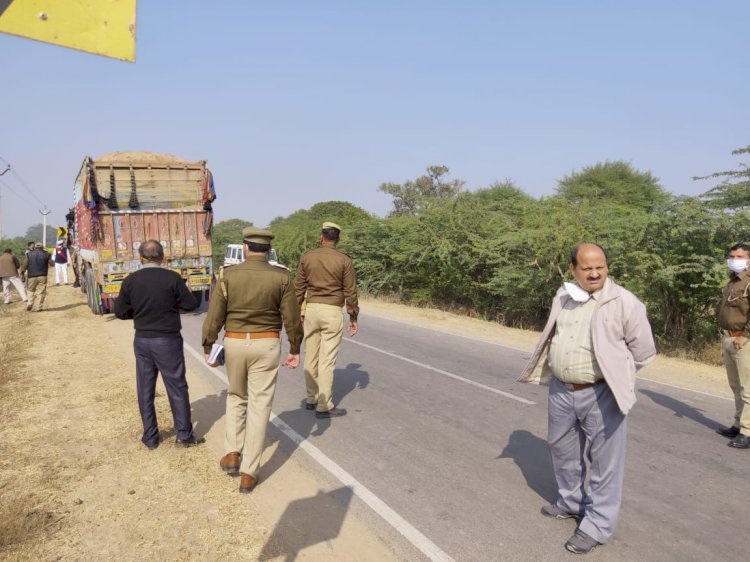 हमीरपुर : डीएम और एसपी ने कार से उतरकर ओवर लोड ट्रकों पर कसा शिकंजा