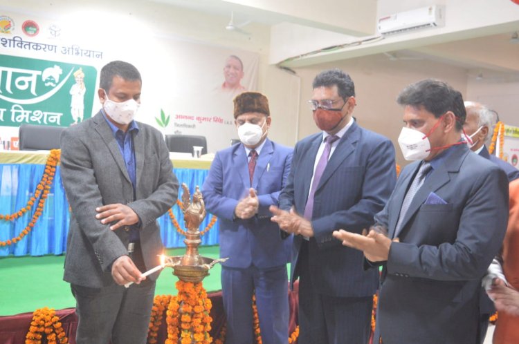 बाँदा : किसान कल्याण मिशन से खेती व पशुपालन में किसानों की आमदनी बढेगीः आयुक्त