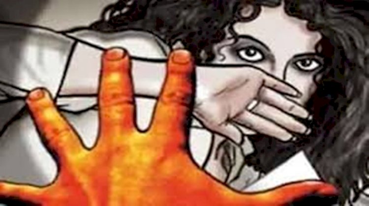 मनचले ने छेड़खानी का विरोध करने पर लड़की बीच चैराहे में पीटा