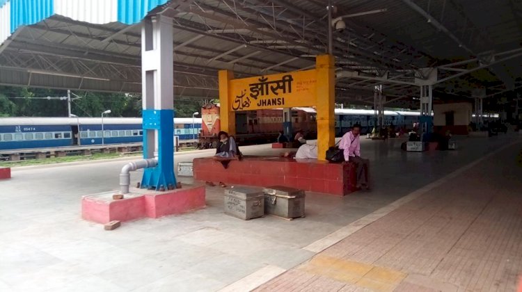 झाँसी स्टेशन पर रेलवे ड्राइवर की पत्नी बच्चों के साथ ट्रेन के आगे कूदकर जान देने पहुंची