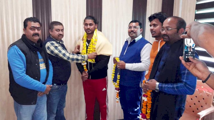 बाँदा : WWE रेसलर गुरुराज के स्वागत का सिलसिला जारी