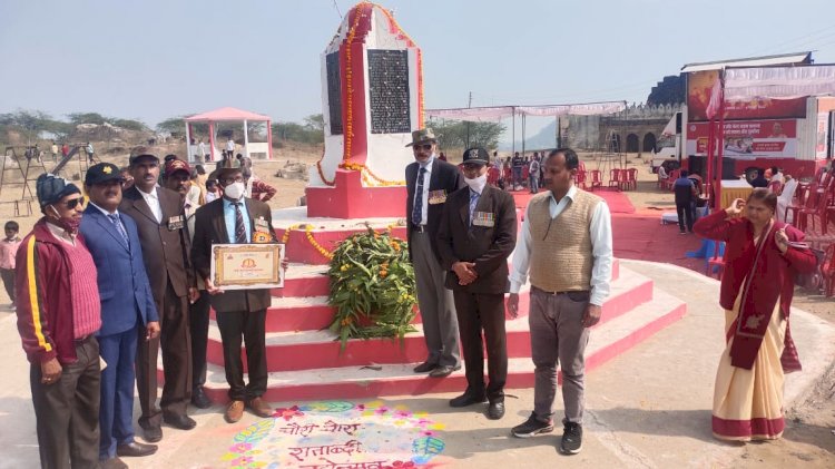 बाँदा : 21 शहीद स्मारकों पर शहीदो को दी गई श्रृद्धान्जलि,पूर्व सैनिकों का सम्मान