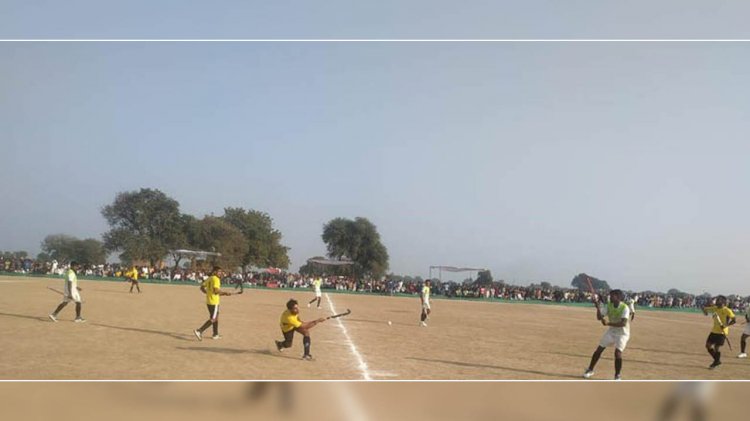 हमीरपुर : हाकी टूर्नामेंट करमपुर की टीम ने ट्राफी जीतकर रचा इतिहास