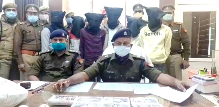 झाँसी : आंखों में मिर्ची पाउडर झोंककर लूट करने वाले अन्र्तराज्यीय 6 बदमाश गिरफ्तार