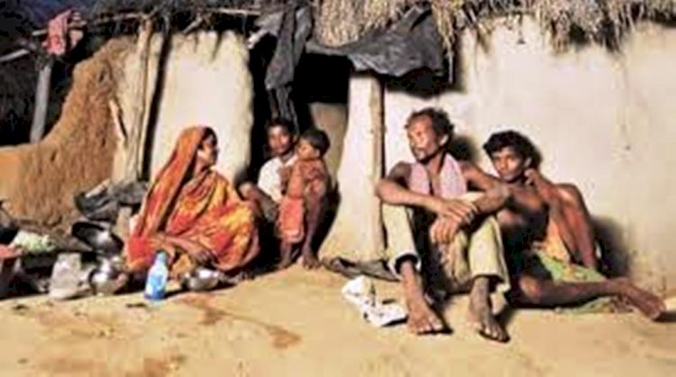 गरीबों का हक कोई न मारने पाये, राशन तय दरों में उपलब्ध करायें : आयुक्त
