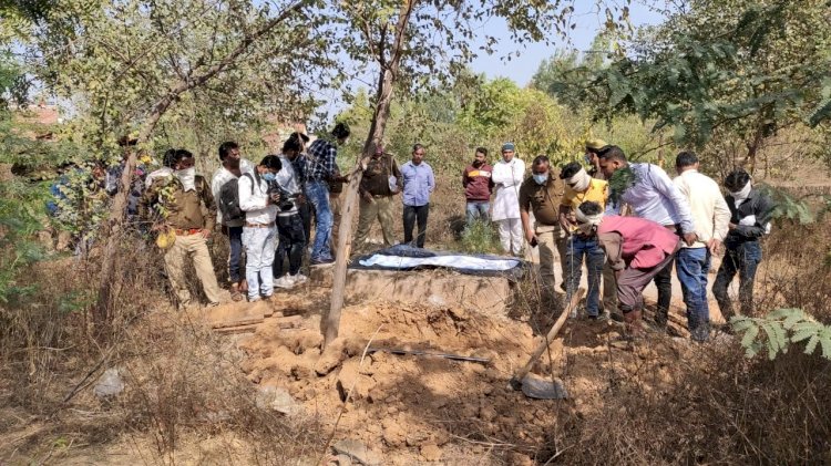 मौत के एक साल बाद कब्र खोद कर निकाला गया महिला का शव, मचा हडकम्प