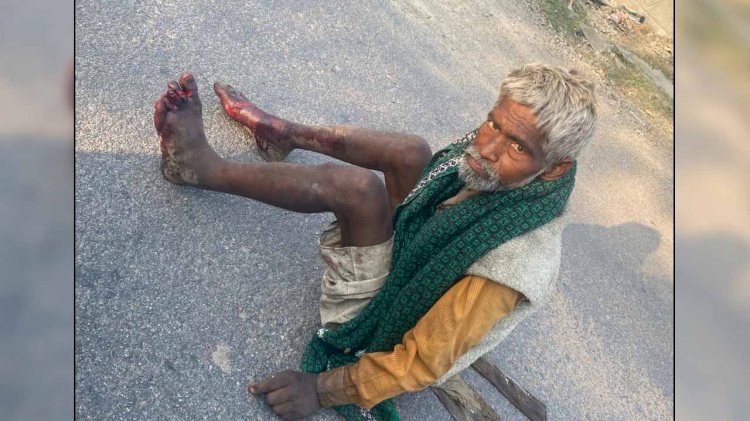 गुजर रही थी कारें और तड़प रहा था बुजुर्ग