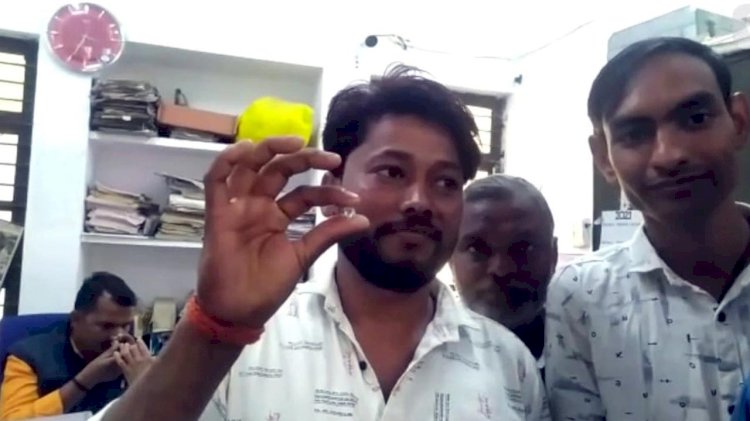 मजदूर की किस्मत चमक गई, खुदाई में मिले इतने हीरे