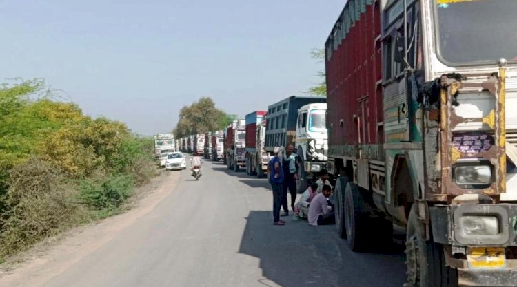 हमीरपुर मौरंग के 50 ओवर लोड ट्रक सीज, लाखों रुपये का जुर्माना