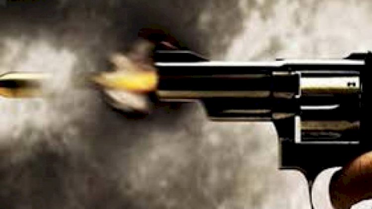 बाँदा : कलेक्ट्रेट में महिला कर्मी के पति को अज्ञात व्यक्तियों ने गोली मारी, कानपुर रेफर
