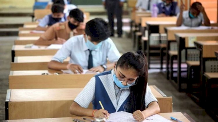 CBSE के फैसले के बाद UP बोर्ड की इंटरमीडिएट की परीक्षाएं भी हुई रद्द