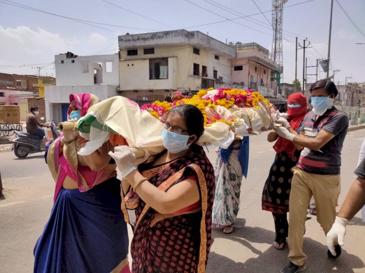 झाँसीः कलयुगी बेटे के कारण गई पिता की जान, बेटियों ने किया अंतिम संस्कार