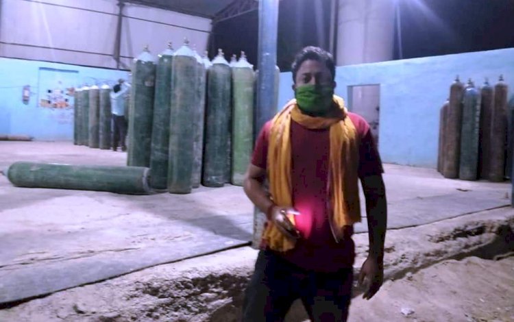 मरीजों को सांसें पहुँचाकर अपना फर्ज़ निभा रहे हैं अतुल मोहन