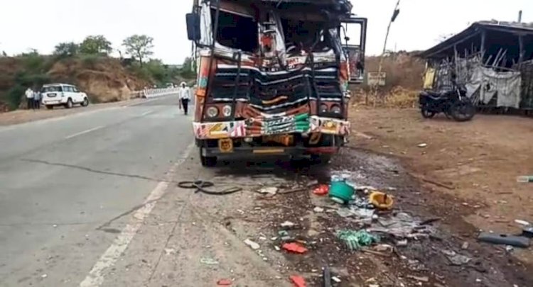 खड़ी बस में अनियंत्रित ट्रक ने मारी टक्कर, दो यात्रियों की दर्दनाक मौत