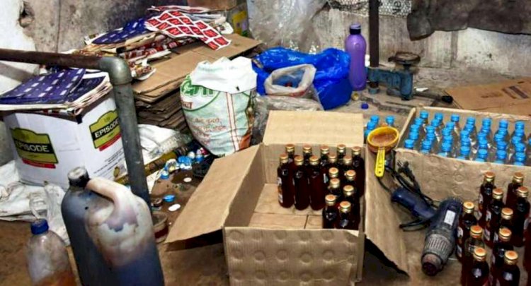 नकली शराब के तीन कारोबारी गिरफ्तार, अवैध शराब व कार बरामद