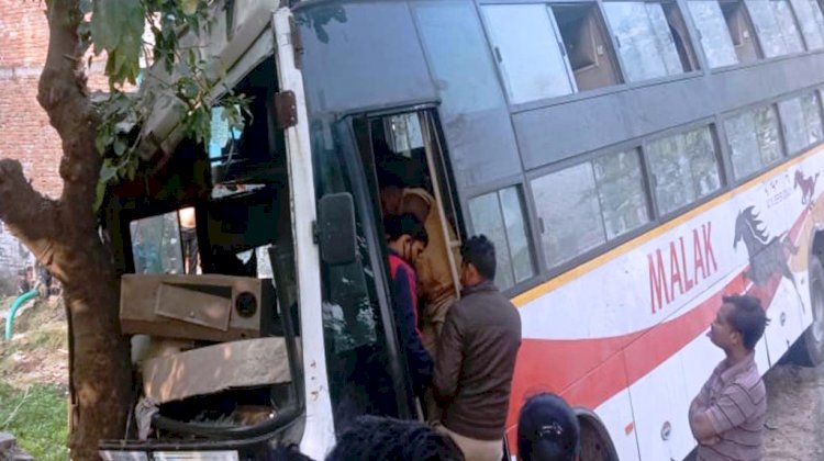 गुजरात से बांदा आ रही प्राइवेट बस पेड़ से टकराई, 7 यात्री घायल