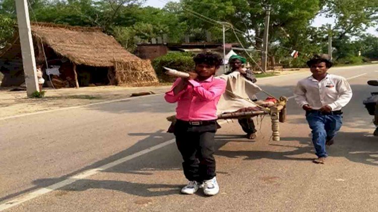 एम्बुलेंस नहीं आई तो परिजन डोली में ले गए गंभीर मरीज, आठ किलोमीटर था अस्पताल 