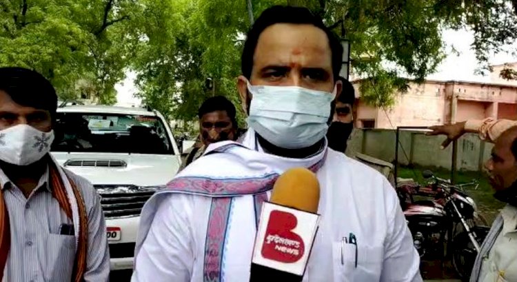 मजदूरों के हंगामा काटने पर, पहुंचे विधायक ने खण्ड विकास अधिकारी को लगाई कड़ी फटकार