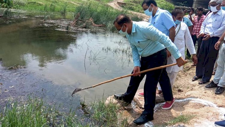 चित्रकूट : बाल्मीकि नदी में आरती स्थल बनेगा, डीएम ने शुरू की सफाई