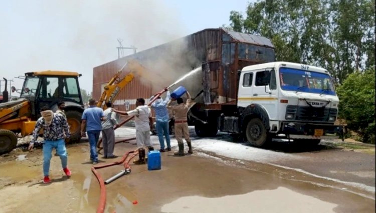 झांसी में फोर्ड कंपनी की कारों से भरे कंटेनर में लगी आग, जिंदा जला ड्राइवर  कई कारें जलकर स्वाहा