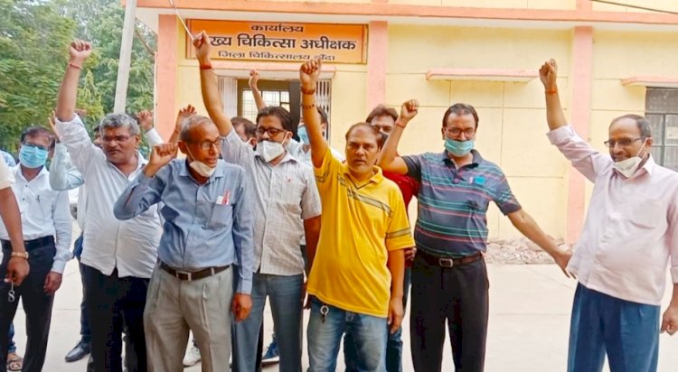 सरकार के अड़ियल रवैये से परेशान, कोरोना योद्धाओं ने दो घण्टे का दिया सांकेतिक धरना