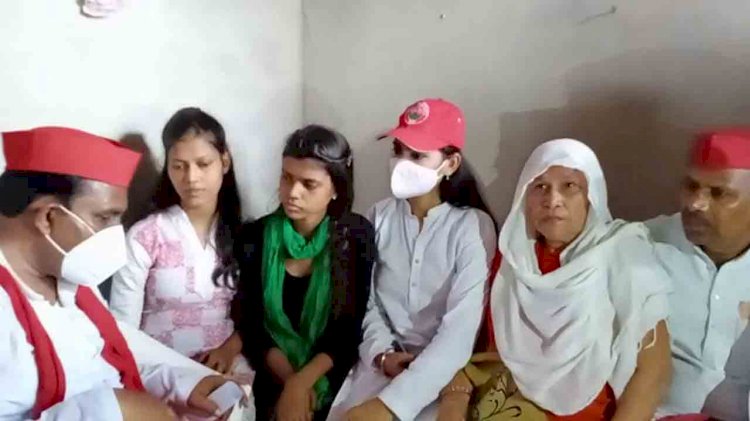 सपा पिछड़ा वर्ग के प्रदेश अध्यक्ष प्रतिनिधि मंडल के साथ पीड़ित परिवार से मिले