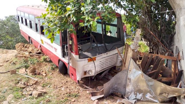 रोडवेज बस ने पांच लोगों को कुचला और पलट गई, तीन की हालत नाजुक