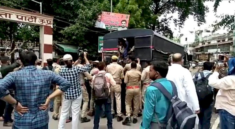 69 हजार शिक्षक भर्ती मामला : मुख्यमंत्री आवास व भाजपा मुख्यालय के बाहर प्रदर्शन कर रहे अभ्यर्थियों पर लाठी चार्ज