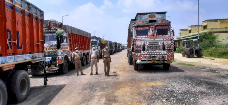 बाँदा : बालू चोरी करके जा रहे 16 ट्रकों को पुलिस ने पकड़ कर सीज किया