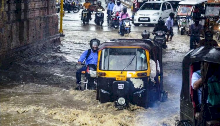 यूपी : जमकर बरस रहे बादल, आसमान में छाये बादलों से अभी और होने के आसार