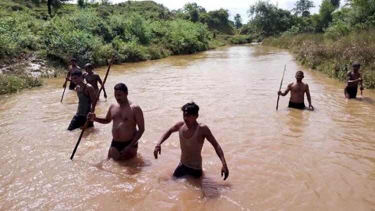 चित्रकूट : बहती नदी में गोताखोर बन साहसी दरोगा ने 6 किलोमीटर तक तैरकर शव को ढूंढ निकाला